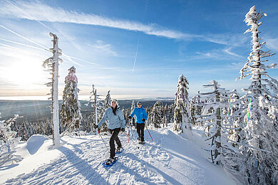 Fichtelgebirge im Winter bei einer ausgiebigen Schneeschuhwanderung erkunden.