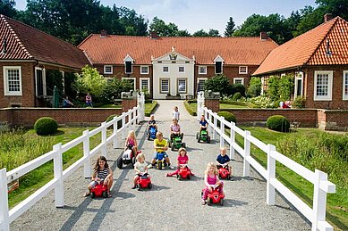 Kinder spielen mit Bobby Cars im Familienhotel Gut Landegge im Emsland.