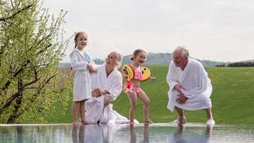 Oma und Opa gemeinsam im Familienurlaub mit ihren Enkeln bei Familotel