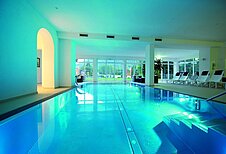 Beleuchteter Indoor-Pool im Familienhotel Lärchenhof in Tirol