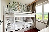 Zimmer mit Doppelbett und direktem Zugang zum Badezimmer im Familienhotel Rhön Feeling.