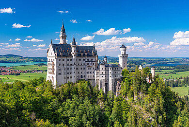 Schloss Neuschwanstein im Allgäu bei schönem Wetter.