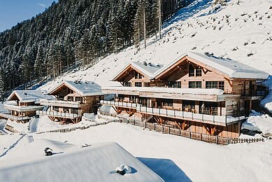 Winterlandschaft rund um die Chalets im Familienhotel Alphotel Tyrol Wellness & Family Resort in Südtirol.