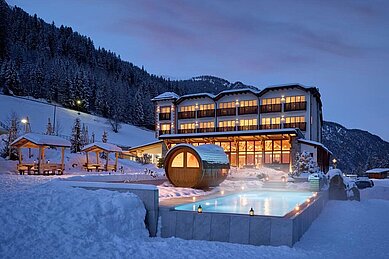 Hotelansicht im Winter vom Familienhotel Bella Vista in Südtirol.