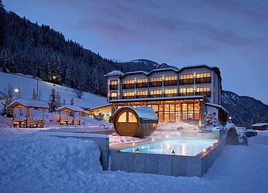 Hotelansicht im Winter vom Familienhotel Bella Vista in Südtirol.