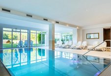 Der große Indoor Pool im Familienhotel Lärchenhof in Tirol