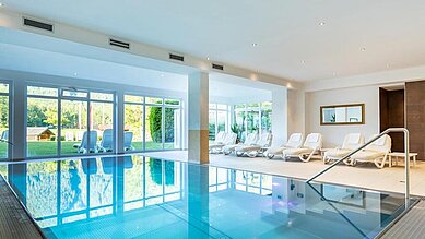 Der große Indoor Pool im Familienhotel Lärchenhof in Tirol