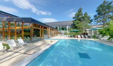 Schöner Pool im Sommer mit vielen Liegen zum entspannen im Familienhotel Sonnenhügel in der Rhön.