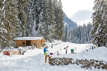 Blick auf den Ski- und Rodelhang vorm Hotel Habachklause mit Seillift, der beim Ziegenstall vorbeiführt.