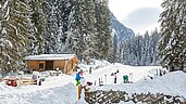 Blick auf den Ski- und Rodelhang vorm Hotel Habachklause mit Seillift, der beim Ziegenstall vorbeiführt.