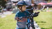 Junge lernt Biken im Learn to Ride Park nahe des Wellness- & Familienhotels Egger