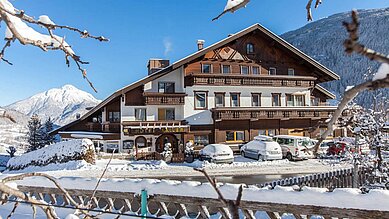 Ansicht auf das Kinderhotel Sailer in Tirol in wundervoller Schneekulisse.