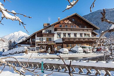 Ansicht auf das Kinderhotel Sailer in Tirol in wundervoller Schneekulisse.