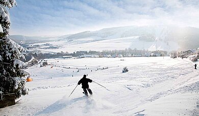 Ein weiter Blick über das verschneite Sauerland.