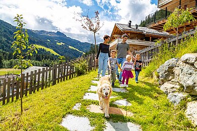 Fünfköpfige Familie im Urlaub mit Hund im Familienhotel Alphotel Tyrol.