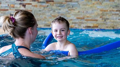 Kleiner Junge lernt im Elldus Resort im Erzgebirge das Schwimmen.