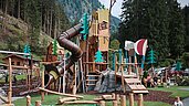 Großer Outdoor-Spielplatz auf dem Gelände vom Familotel Habachklause