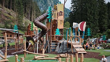 Großer Outdoor-Spielplatz auf dem Gelände vom Familotel Habachklause