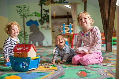 Kinder spielen zusammen im Happy-Club im Familienhotel Borchards Rookhus an der Mecklenburgischen Seenplatte.