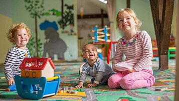 Kinder spielen zusammen im Happy-Club im Familienhotel Borchards Rookhus an der Mecklenburgischen Seenplatte.