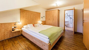 Ein Zimmer mit Doppelbett im Familienhotel Engel im Schwarzwald