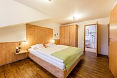 Ein Zimmer mit Doppelbett im Familienhotel Engel im Schwarzwald