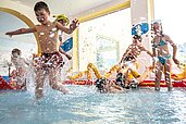 Spielende Kinder im Kinderbecken des Schwimmbades im Familienhotel Mein Krug im Fichtelgebirge