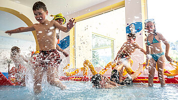 Spielende Kinder im Kinderbecken des Schwimmbades im Familienhotel Mein Krug im Fichtelgebirge