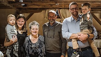 Die Gastgeber mit ihren Kindern im Familienhotel Alpenhof Dolomit Family in Südtirol.