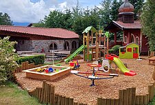 Kleinkindspielplatz auf dem Außengelände des Familienhotels Der Böhmerwald.