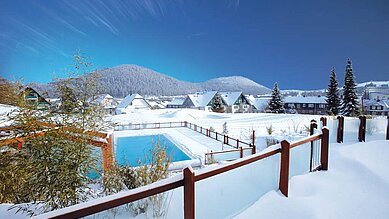 Aussicht auf dem Pool im Winter im Familienhotel Sonnenpark im Hochsauerland.