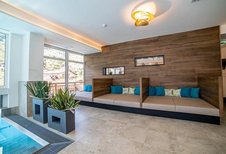 Gemütliche Lounge im Schwimmbad zum Liegen und Entspannen im Kinderhotel Stefan in Pitztal.