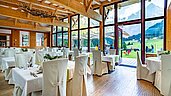 Restaurant mit Blick auf den Garten im Sommer im Familienhotel Bella Vista in Südtirol.