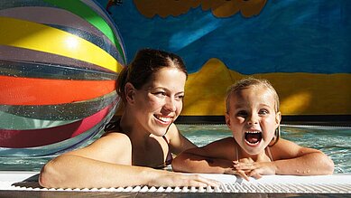 Mutter und Tochter planschen im Kinderbecken des Familienhotels Gut Landegge im Emsland.