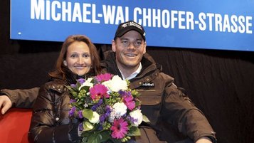 das Ehepaar Barbara und Michael Walchhofer nebeneinander. Barbara Walchhofer hält einen Blumenstrauss in der Hand.