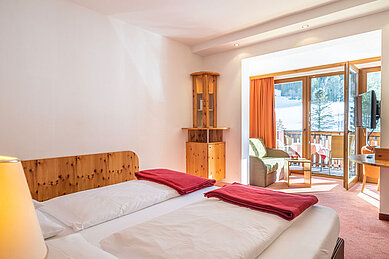 Familienzimmer mit Doppelbett im Familienhotel Kirchheimerhof in Kärnten.