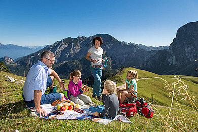 Familie beim Picknicken in den Allgäuer Alpen.