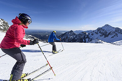 Skifahren im Winter macht einfach Spaß! Die Abfahrt in Grän Haldensee in Tirol bietet sich super für Familienausflüge.