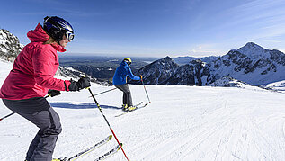 Skifahren im Winter macht einfach Spaß! Die Abfahrt in Grän Haldensee in Tirol bietet sich super für Familienausflüge.