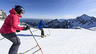 Skifahren im Winter macht einfach Spaß! Die Abfahrt in Grän Haldensee in Tirol bietet sich super für Familienausflüge.