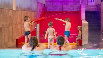 Kinder planschen und toben fröhlich im Wasserspielbereich im Landhaus zur Ohe