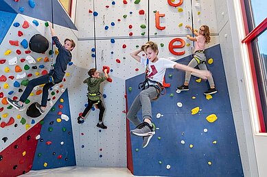 Kletterturm zum Klettern und Bouldern für Kinder im Familienhotel Zauchenseehof im Salzburger Land.