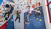 Kletterturm zum Klettern und Bouldern für Kinder im Familienhotel Zauchenseehof im Salzburger Land.