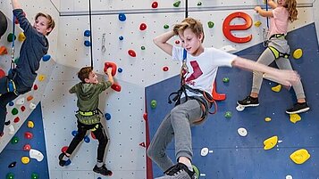 Kletterturm zum Klettern und Bouldern für Kinder im Familienhotel Zauchenseehof im Salzburger Land.