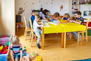 Kinder Spielen im Happy-Club im Familienhotel Alpengasthof Hochegger in Kärnten am Maltisch