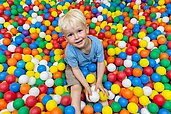 Kleiner Junge hat viel Freude im Bällebad des Familienhotels Engel im Schwarzwald.