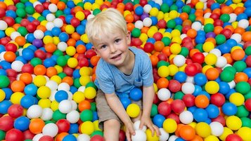 Kleiner Junge hat viel Freude im Bällebad des Familienhotels Engel im Schwarzwald.