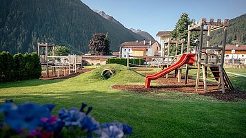 Der Kinderspielplatz vom Alpenhotel Kindl im Stubaital in Tirol.