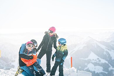 Eine Familie beim Skifahren im Skigebiet Sudelfeld in Bayrischzell.