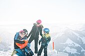 Eine Familie beim Skifahren im Skigebiet Sudelfeld in Bayrischzell.